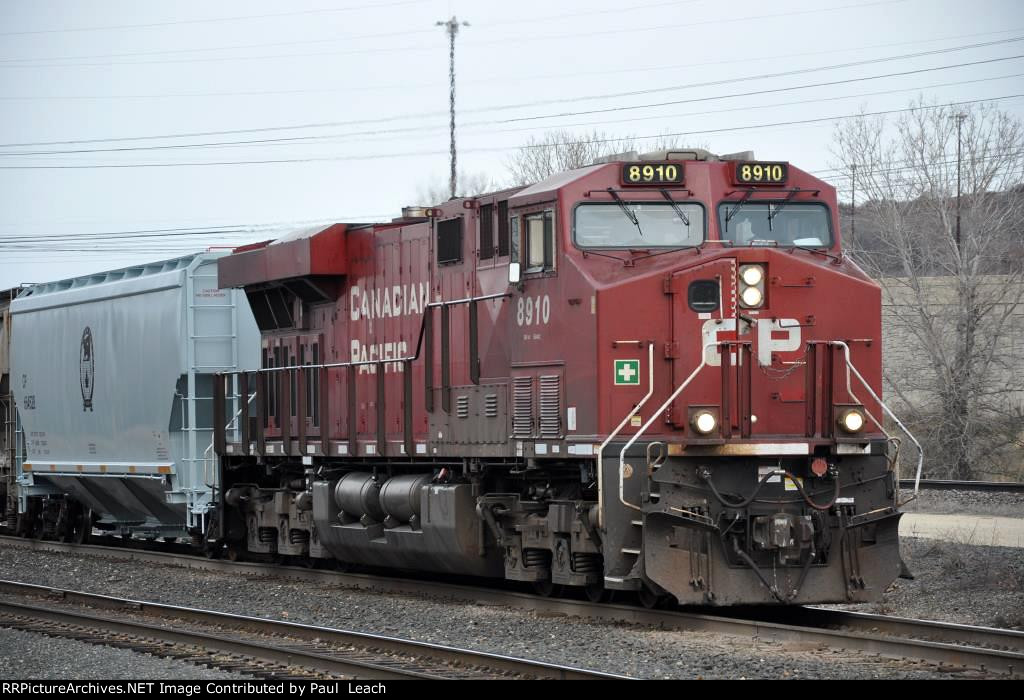 Eastbound manifest eases up to the signal